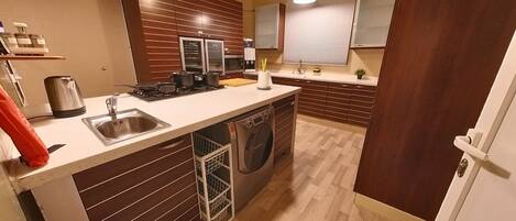 Geladeira, micro-ondas, fogão, cooktop