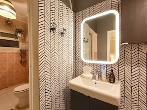 Amenidades de baño gratuitas, secadora de cabello, bidet, toallas 