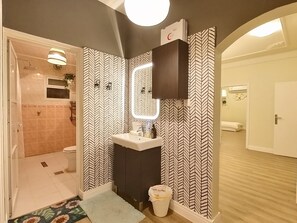 Hiustenkuivaaja, bidee, pyyhkeet, saippua