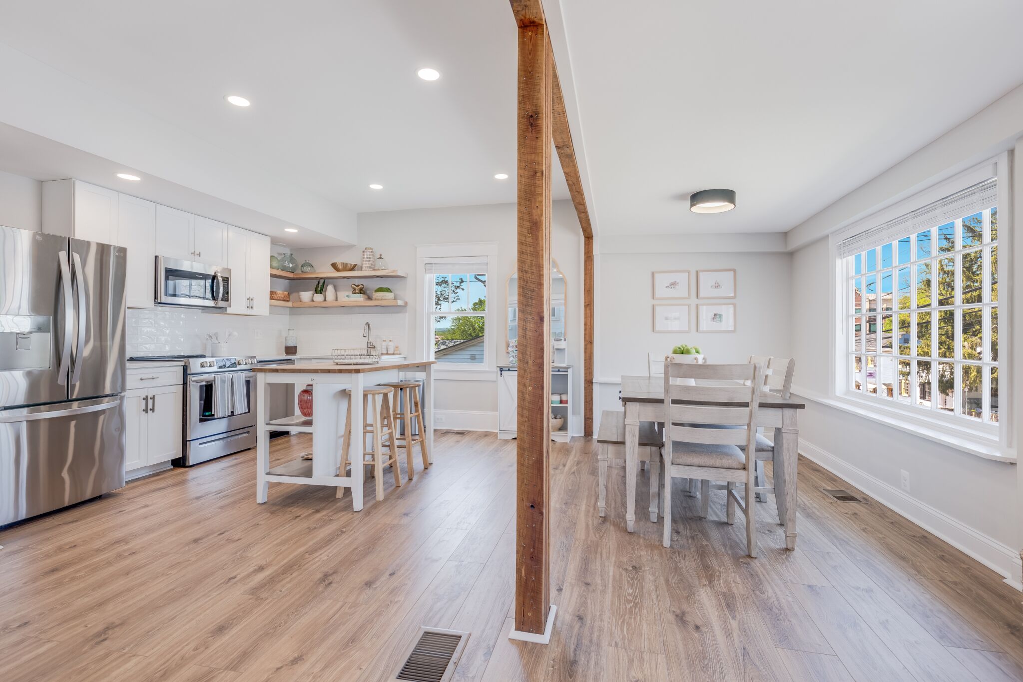 Een koelkast, een magnetron, een oven, een koffiezetapparaat/waterkoker