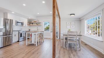 Een koelkast, een magnetron, een oven, een koffiezetapparaat/waterkoker