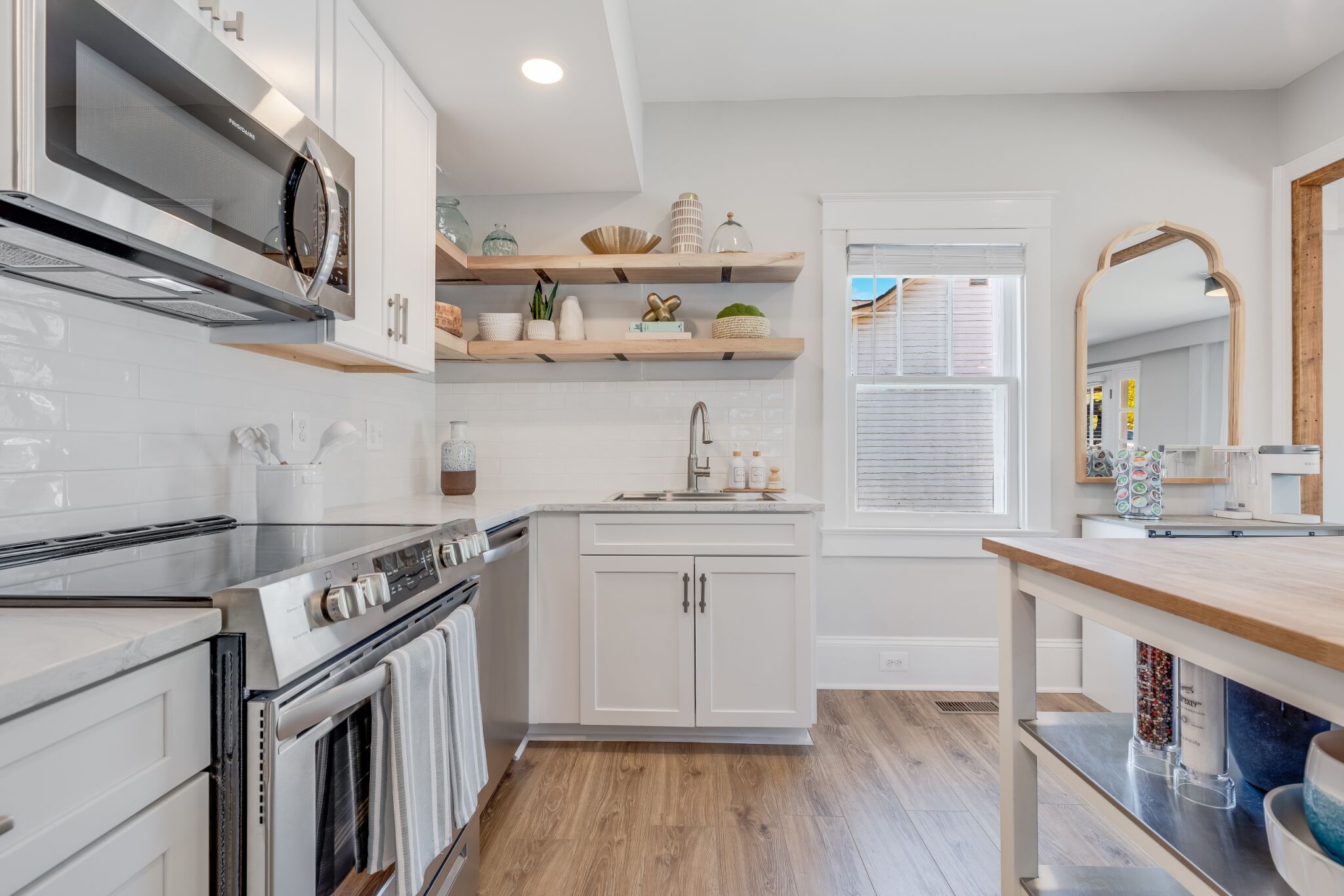 Réfrigérateur, micro-ondes, four, cafetière/bouilloire