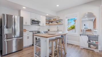 Refrigerador, microondas, horno y cafetera y tetera