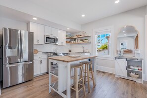 Kühlschrank, Mikrowelle, Ofen, Wasserkocher mit Kaffee-/Teezubehör