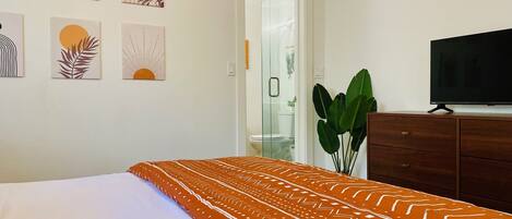 3 bedrooms, desk, travel cot, WiFi