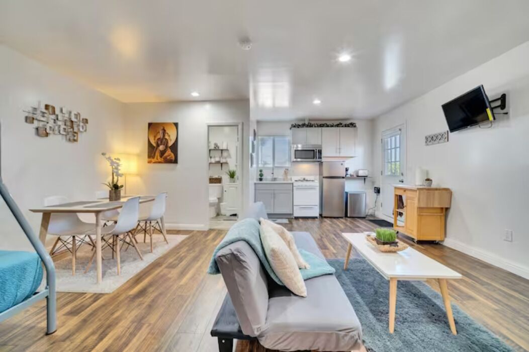 Private Trendy Studio near LA & OC sleeps 4 guest
