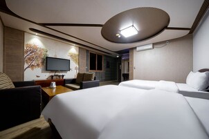 家庭双床房 | 高档床上用品、加厚床垫、特色装修、特色家居