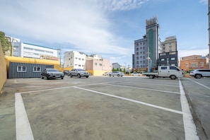 Bãi đậu xe tự phục vụ miễn phí