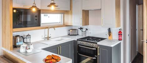 Refrigerador, horno, parrilla de estufa y tostadora