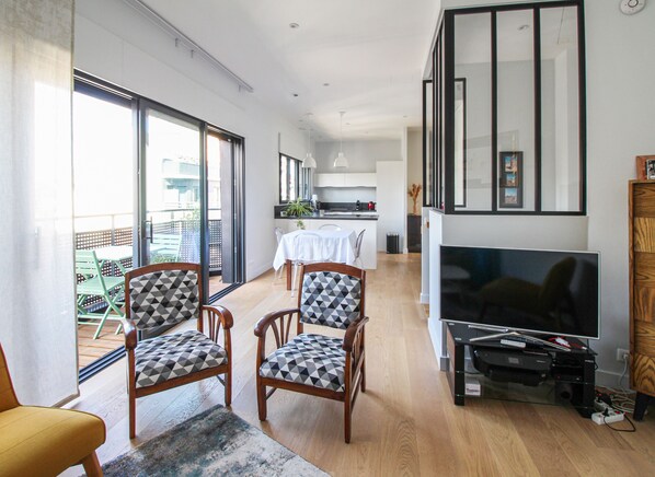 Télévision, chaîne hi-fi