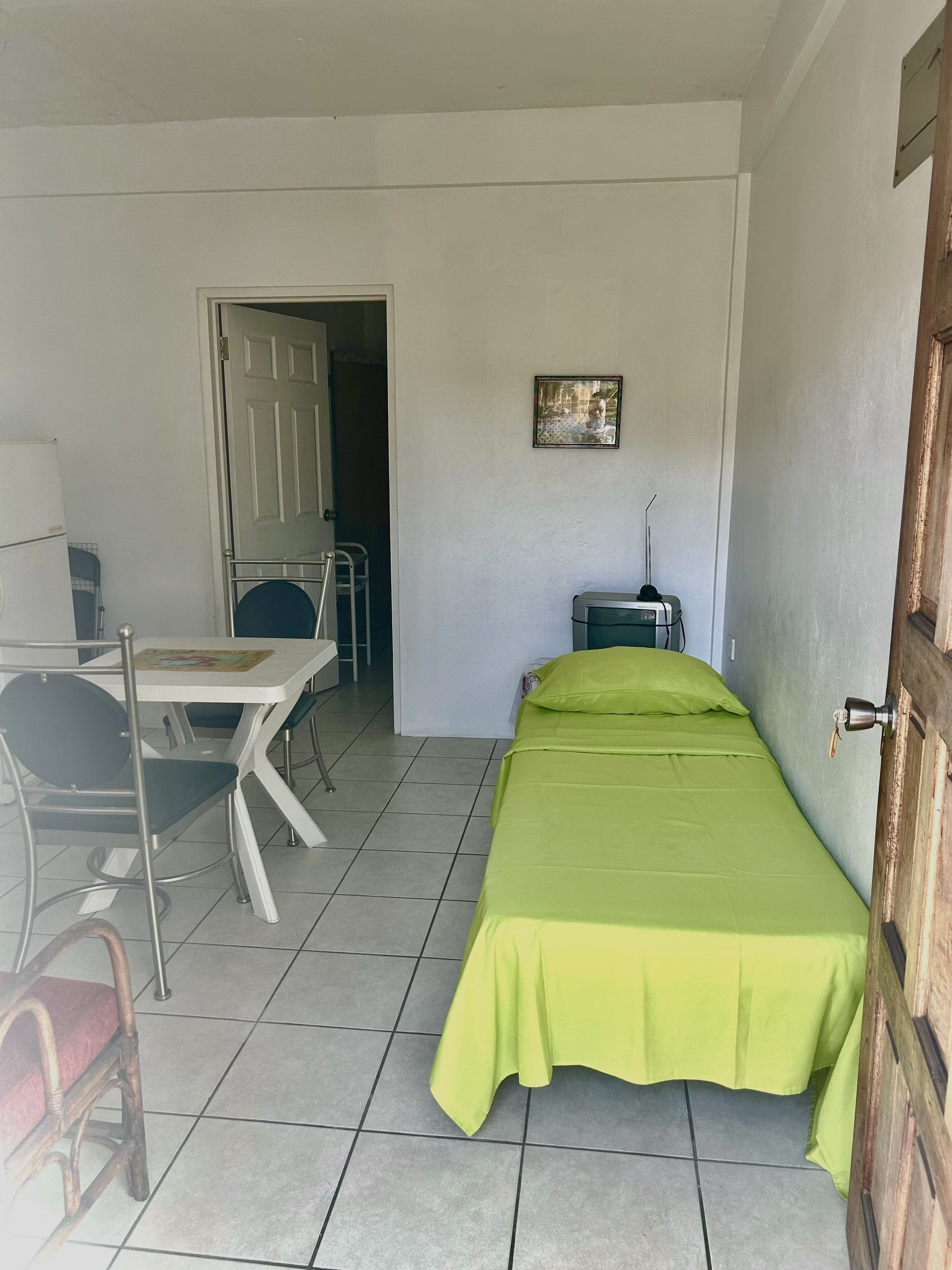 Economy appartement | Woonruimte | Televisie