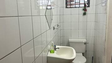 Economy appartement | Badkamer | Gratis toiletartikelen