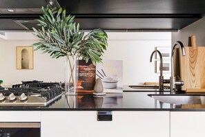 Réfrigérateur, micro-ondes, four, plaque de cuisson
