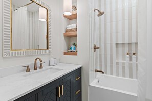 Douche, sĂšche-cheveux, serviettes fournies, savon