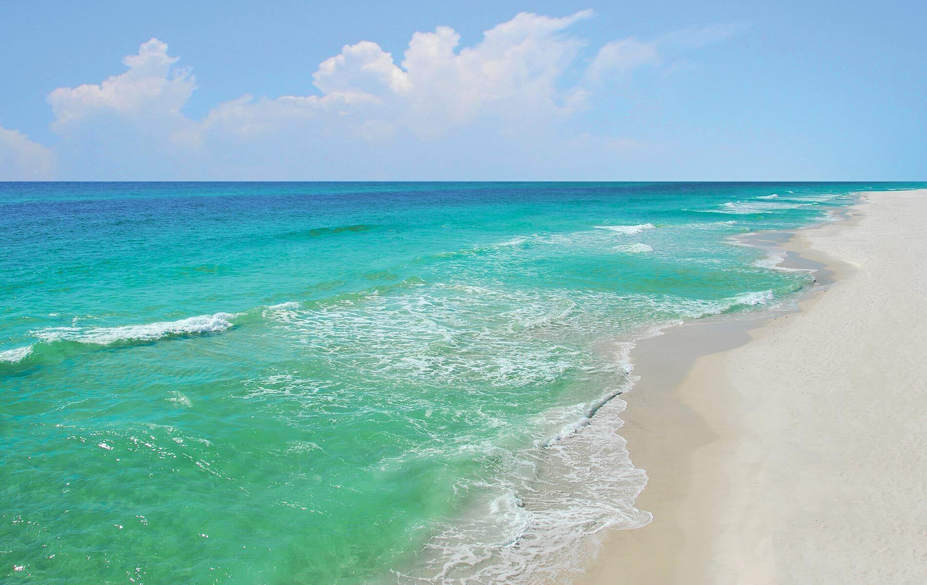 Vlak bij het strand, ligstoelen aan het strand