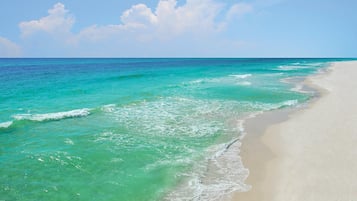 Perto da praia, espreguiçadeiras
