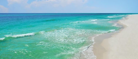 Una playa cerca, sillas reclinables de playa