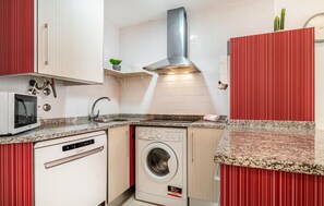 Kühlschrank, Mikrowelle, Herdplatte, Geschirrspüler