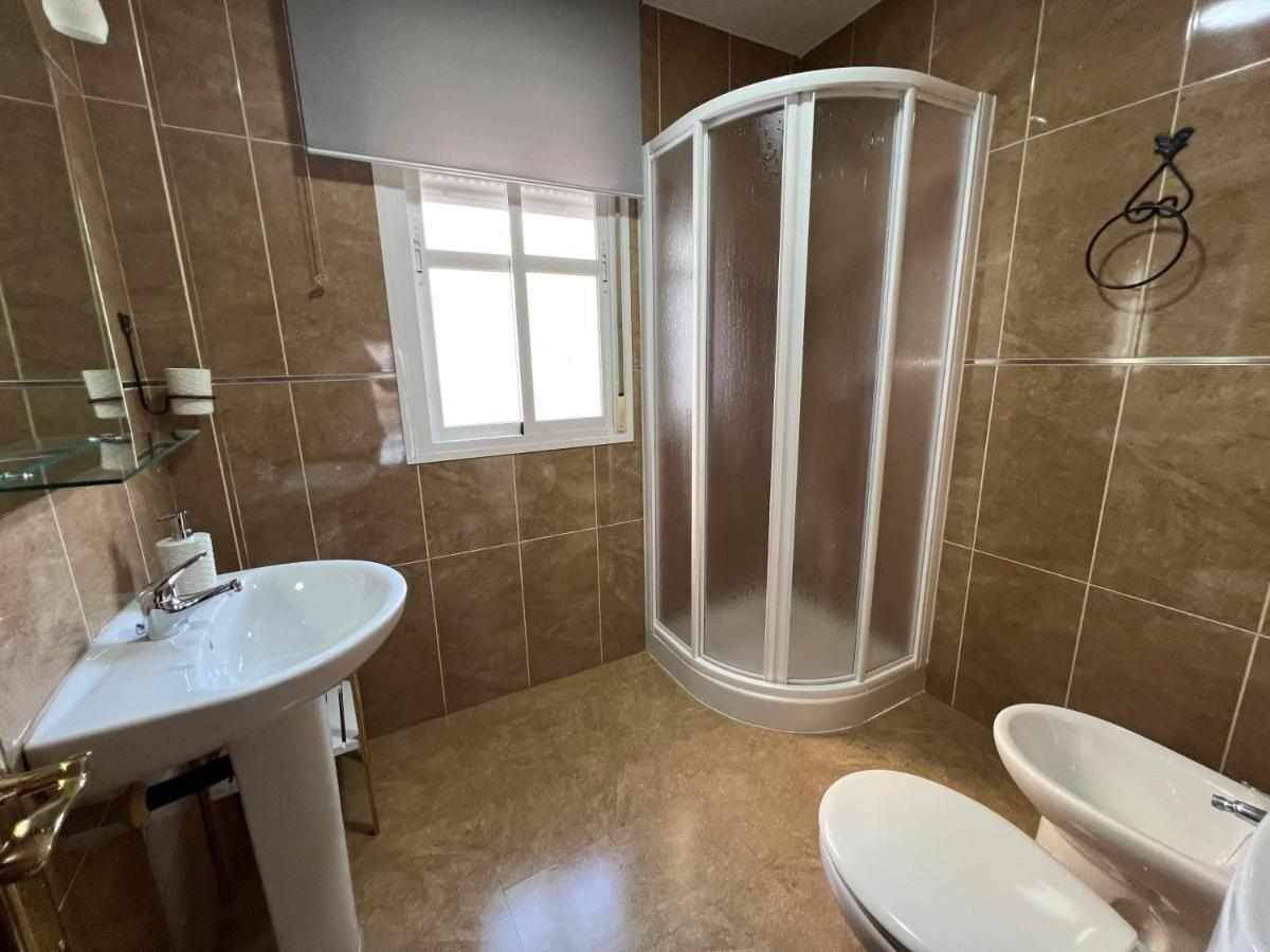 Un baño con ducha, inodoro y lavabo.