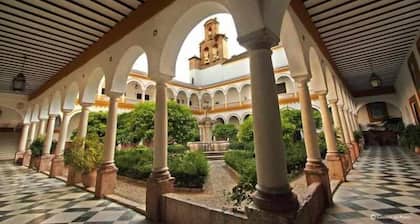 AREVALO CENTER APARTMENT Free parking