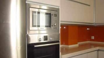 Een koelkast, een microgolfoven, een oven, een vaatwasser