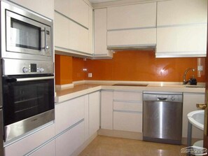 Frigorífico, microondas, horno y lavavajillas