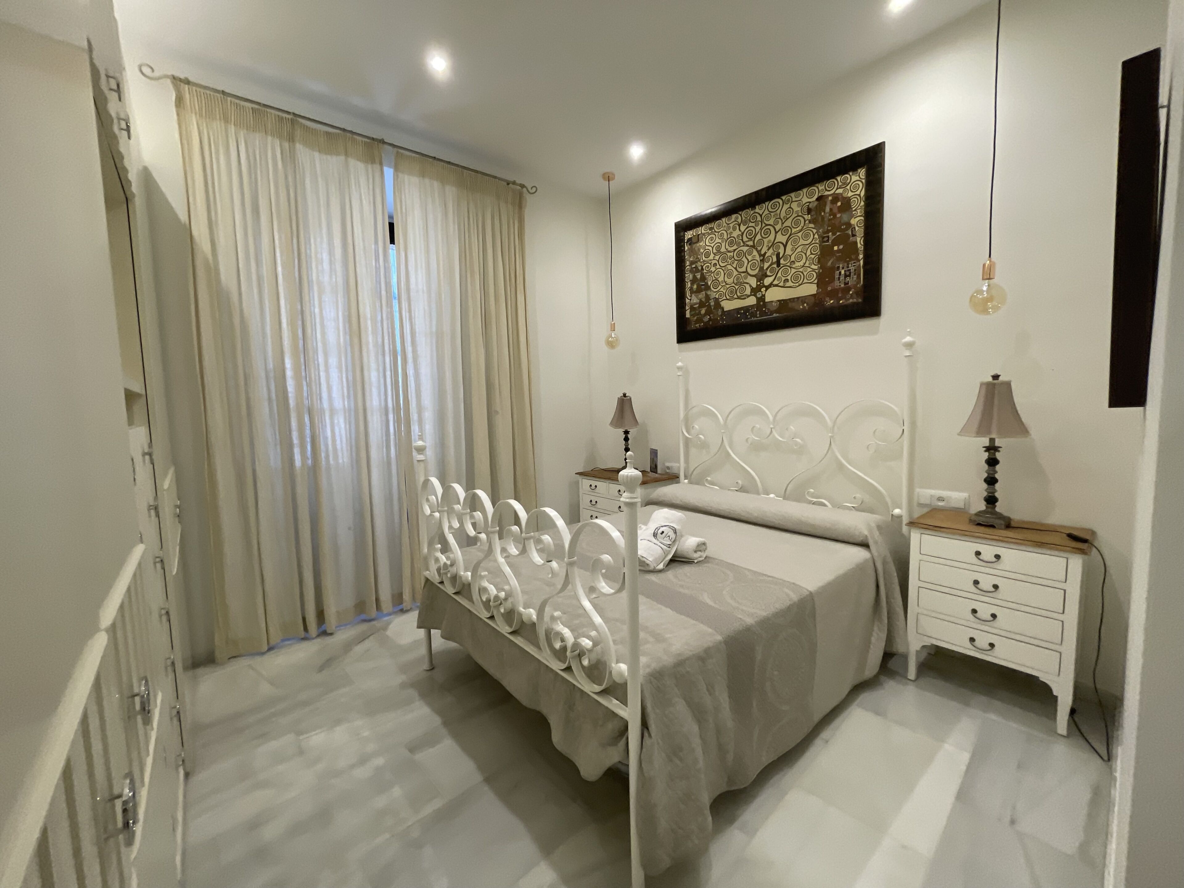 3 bedrooms, iron/ironing board, WiFi (free), bed sheets