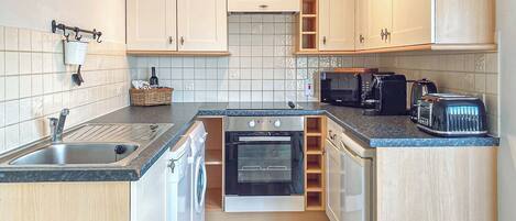 Fridge, oven, stovetop, dishwasher