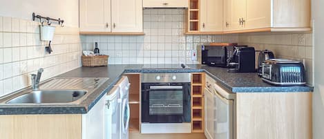Fridge, oven, stovetop, dishwasher