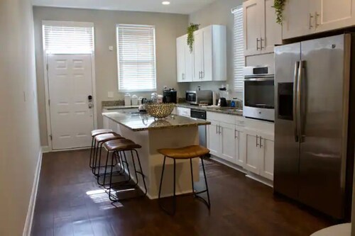 Historical Charming 3 Bedroom Near Portsmouth Naval Hospital and Rivers Casino.