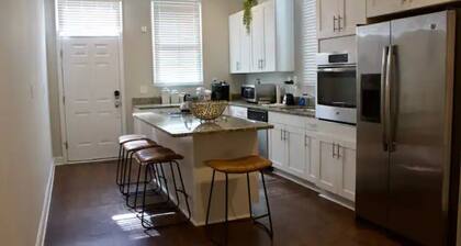 Historical Charming 3 Bedroom Near Portsmouth Naval Hospital and Rivers Casino.