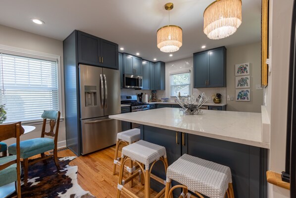 Fridge, microwave, oven, stovetop - ⭐️Renovated⭐️ Great Location Fire Pit - Dog Friendly - Fully Fenced - Games (Lexington)