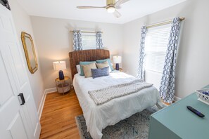 4 bedrooms, desk, iron/ironing board, travel cot - ⭐️Renovated⭐️ Great Location Fire Pit - Dog Friendly - Fully Fenced - Games (Lexington)