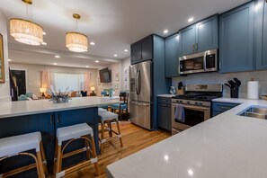 Fridge, microwave, oven, stovetop - ⭐️Renovated⭐️ Great Location Fire Pit - Dog Friendly - Fully Fenced - Games (Lexington)