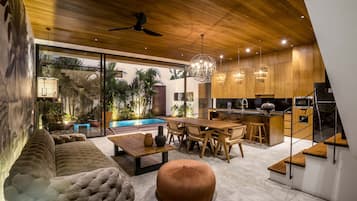 Deluxe villa, 3 slaapkamers, balkon, uitzicht op zwembad | Woonruimte | Een 32-inch smart-tv met digitale zenders