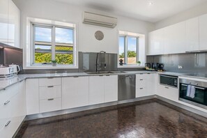 Fridge, microwave, oven, stovetop - Bayne St Studio Summa (Bendigo)