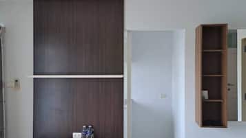Deluxe Studio - Room A | Private kitchen