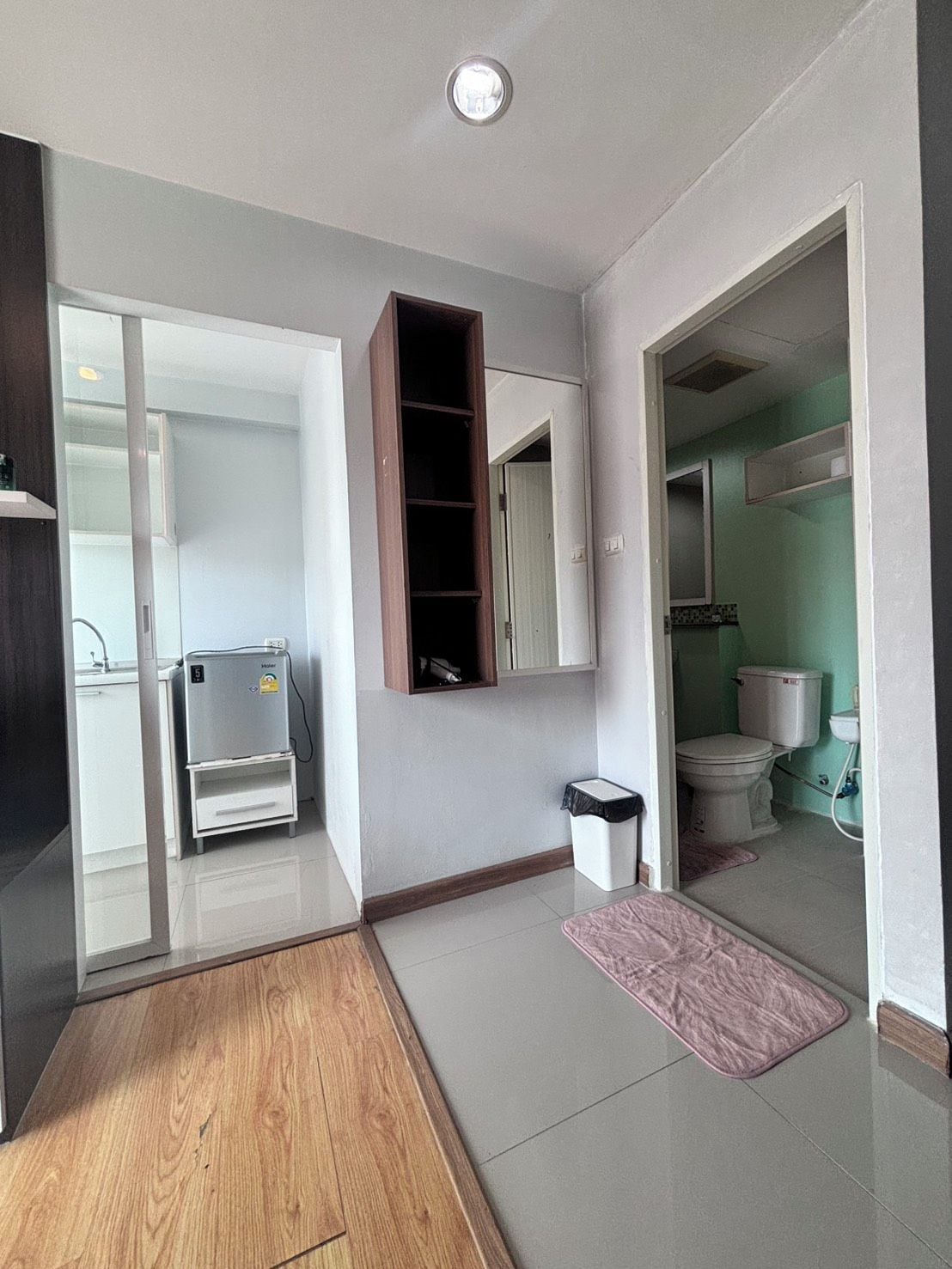 Une salle de bain moderne équipée de toilettes, d’un lavabo et d’un meuble intégré.