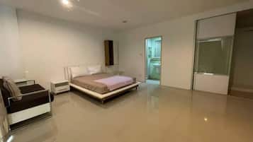 Deluxe Room | Bed sheets