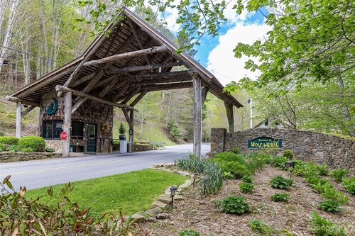 Mountain Serenity, Log Cabin, Hot Tub, EV Charger, Ski Resort 1mi, Sleeps 9