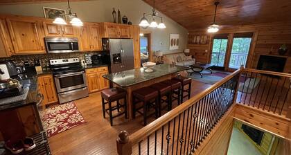 Cabin w/ Hot Tub, EV Charger, Cent A/C mins to Ski Resort & Trails, Paved Rd
