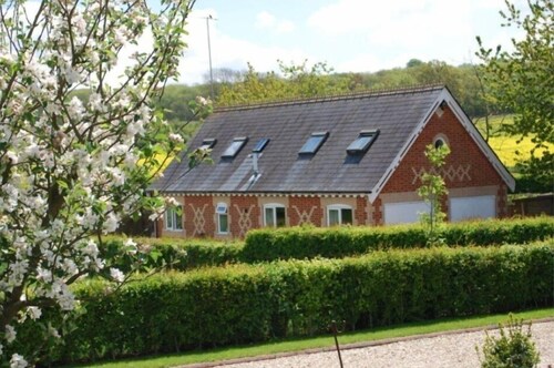 Cottage Sleeps 4 - Pet Friendly w Free Parking