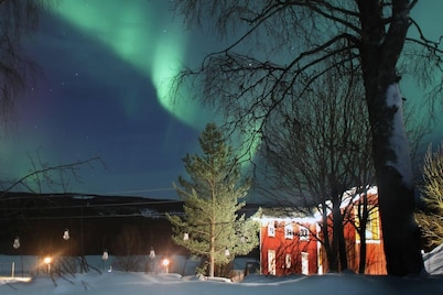 Cozy stuga with mountain & northern lights view