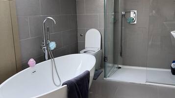 Dusj, hårføner og håndklær