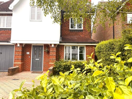 Remarkable 5-Bed House in Horley