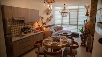 Departamento de lujo | Cocina privada | Refrigerador, microondas, cafetera y tetera y licuadora