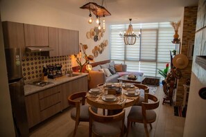 Luksusleilighet | Eget kjøkken | Kjøleskap, mikrobølgeovn, kaffetrakter/tekoker og hurtigmikser