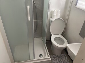 Shower, towels - Impeccable 1-Bed Apartment in London (London)