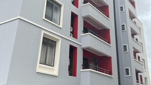 Un immeuble à plusieurs étages doté de balcons et de fenêtres.