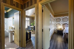 4 多间卧室、熨斗/熨衣板、WiFi、床单